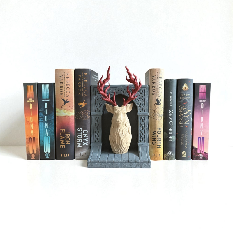 Jeleń z płonącymi rogami w leśnym klimacie - zakładka między książki - Antlers of Ember Book Nook